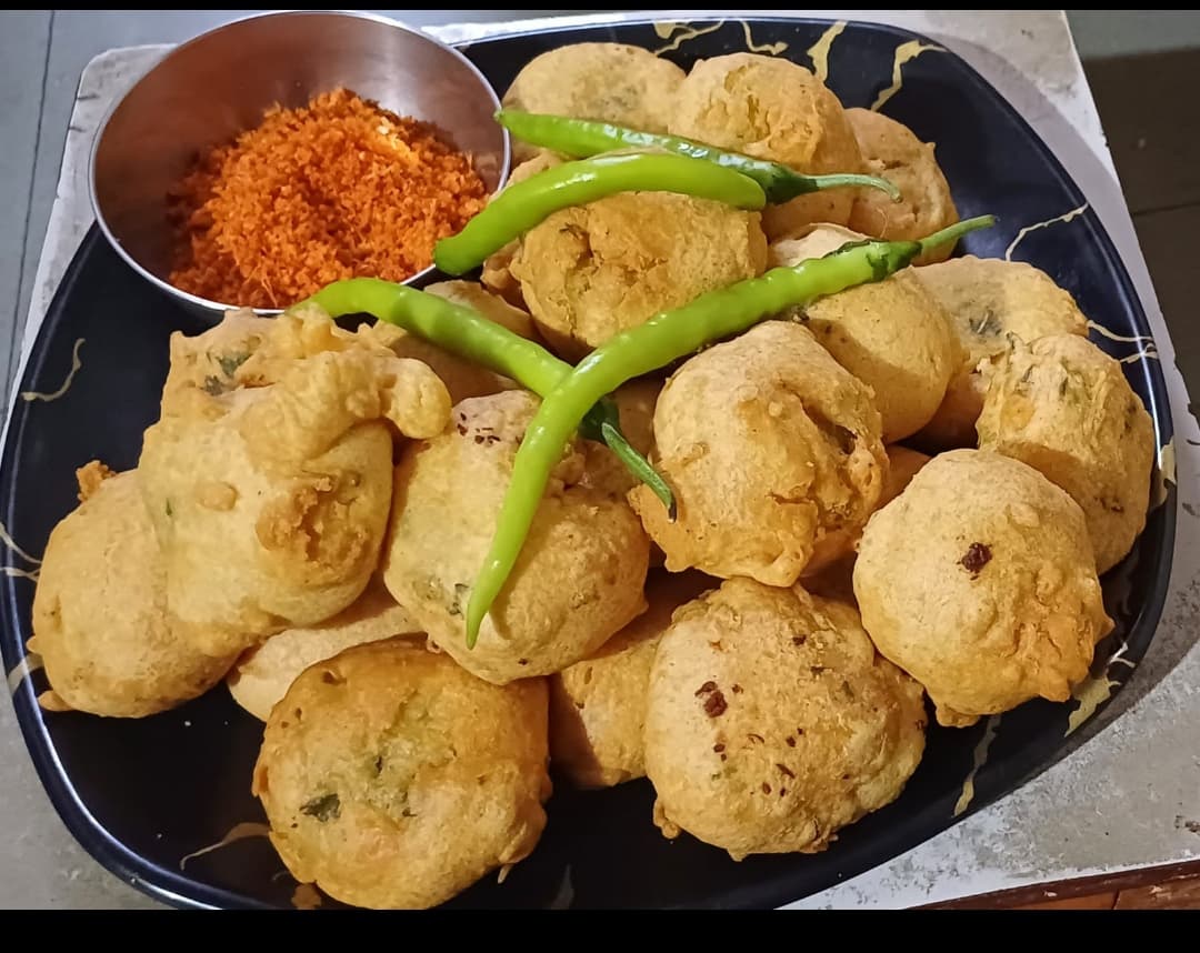 Batata vada with dry chutney